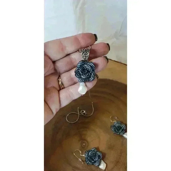 Vintage Baroque Pearl Necklace Earrings Set Black & White Roses Hand Made Flower - Picture 6 of 11